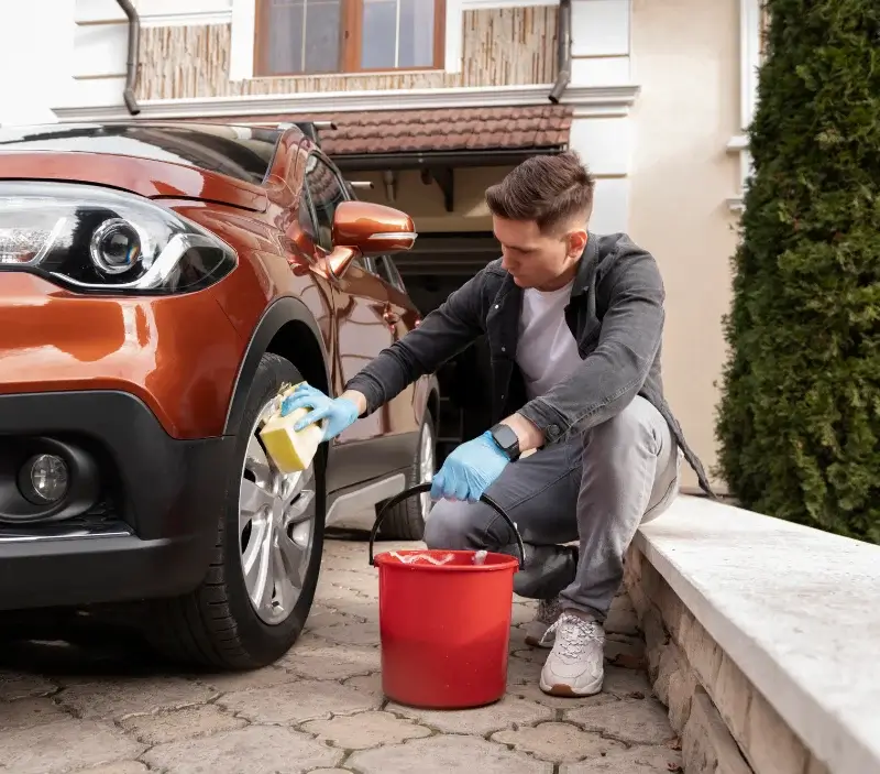 Lavage auto à domicile Soulac-sur-Mer : professionnel intervenant sur un véhicule